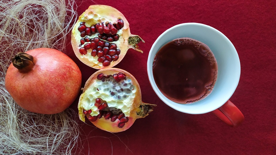 Can dogs drink pomegranate juice?